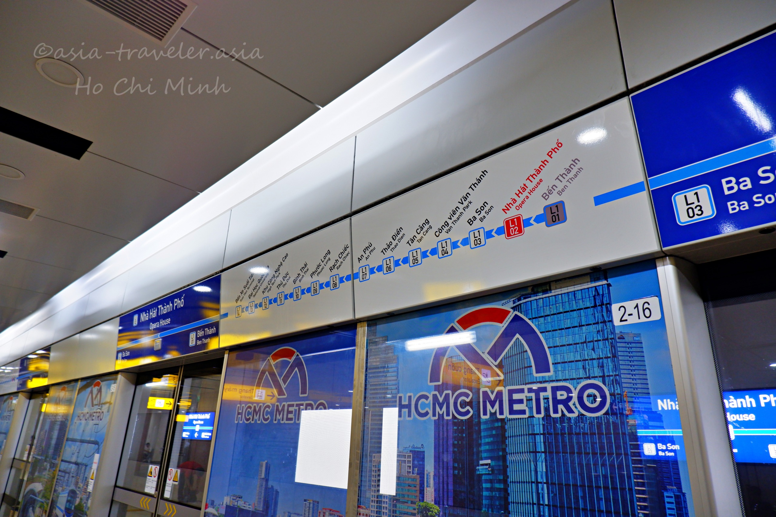 ホーチミンメトロ車内の路線図と青いHCMC METROロゴ